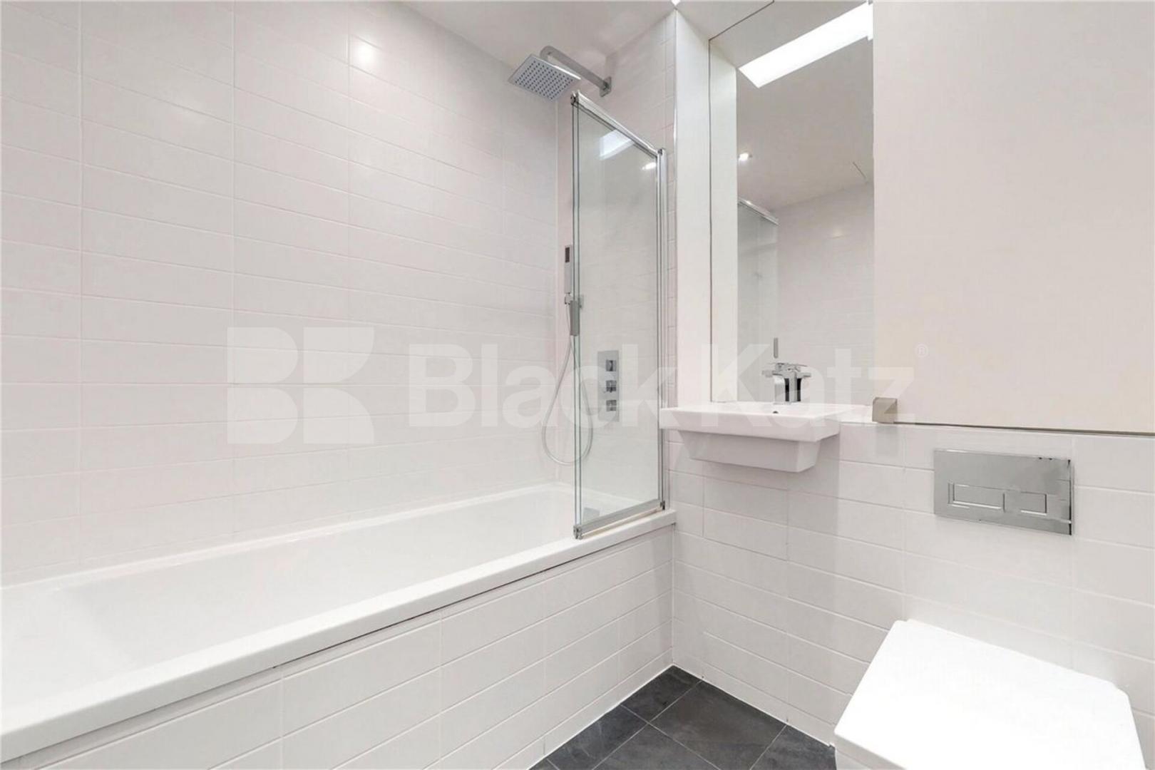 Stunning stylish 1 bed property with large roof terrace Plumbers Row, Aldgate / Whitechapel 
